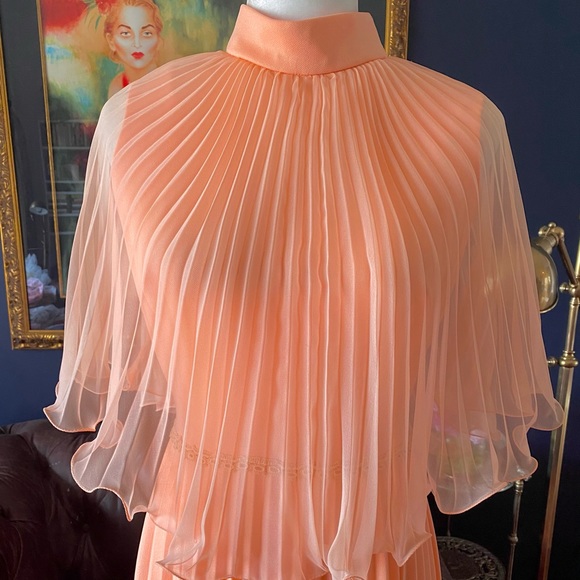 SOLD 🧡VTG accordion pleated peach maxi dress - Picture 2 of 3